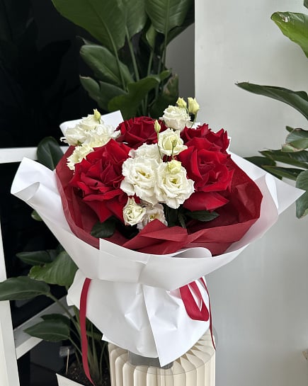 Страстный дуэт: Красные розы и белая эустома with delivery to Astana