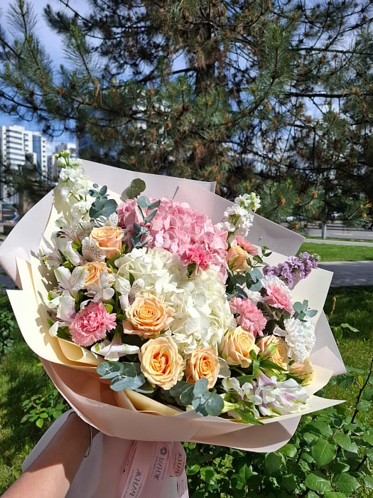 Пастельная гармония с гортензией и розами - купить в Almaty с доставкой