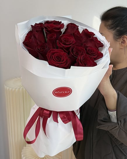 Классические красные розы в стильной упаковке with delivery to Astana