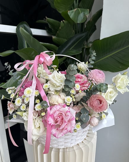Романтичный микс в плетеной корзине with delivery to Astana