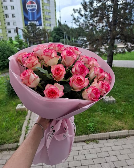 Розовое очарование: классический букет роз с доставкой по Алматы