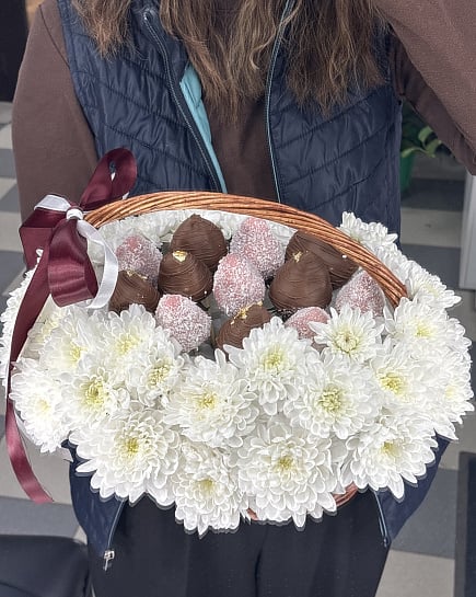 Белоснежная нежность с клубникой в шоколаде with delivery to Astana