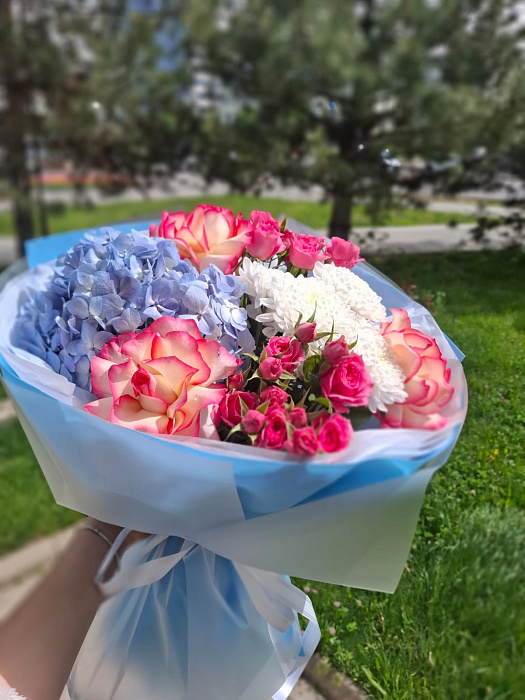 Небесная гортензия с кустовыми розами - купить в Almaty с доставкой