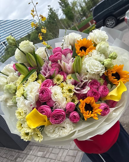 Солнечный микс с кустовыми розами и подсолнухами with delivery to Astana