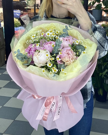 Пионовое облако с ромашками с доставкой по Астане