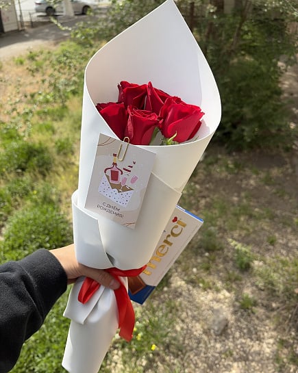Классический комплимент с розами и шоколадом с доставкой по Павлодаре